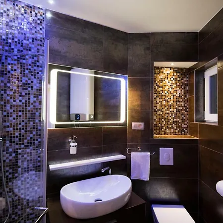 Excelsior Apartment *